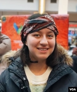 Vernanda, pengunjung mal asal Chile, memakai totopong, ikat kepala khas Sunda (VOA Indonesia)