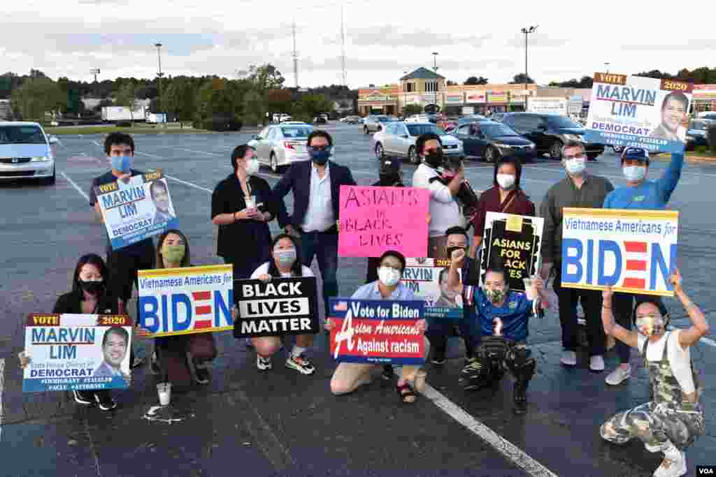 Dù vậy những người Việt thế hệ trẻ hơn nói họ vẫn không bỏ cuộc và vẫn tiếp tục nỗ lực vận động của mình. Long Tran, 44 tuổi, một trong những nhà lãnh đạo đại diện cho nỗ lực vẫn động cử tri người Việt cho chiến dịch Biden ở Georgia nói, anh tin tưởng rằng nỗ lực của anh và các bạn trẻ tình nguyện này sẽ đem tới cho cử tri sự tin tưởng vào quyết định của họ bỏ phiếu cho ứng cử viên Đảng Dân chủ. “Trong ngôn ngữ bóng bầu dục người ta nói về chuyện nỗ lực từng inch một. Chúng tôi nỗ lực từng cử tri một, dù là qua điện thoại hay qua Zoom hoặc ra ngoài giơ biểu ngữ,” anh nói.