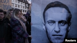 民众在华沙纪念俄罗斯反对派领袖阿列克谢·纳瓦利去世。