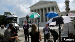 新闻记者在美国联邦最高法院门前等待几个重要案件的判决结果,包括本文所说的案子(2014年6月25日)