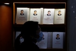 一名妇女走过北京一家书店陈列的习近平著作。(2021年3月1日)