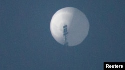 资料照片:在美国上空中飞行的据称中国间谍气球。