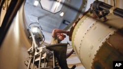 资料照片:美国空军提供的照片显示第341导弹维修中队的空军一等兵杰克逊·利根在马尔姆斯特伦空军基地维修一枚洲际弹道导弹。(2020年9月22日)