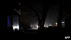 2023年1月28日敖德萨断电,居民在黑暗的街头行走。(法新社照片)