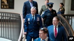 议员和情报顾问、包括美国北方司令部司令兼北美空防司令部司令格伦·范赫克将军抵达国会大厦,准备参加有关中国侦察气球的闭门简报会。(2023年2月9日)