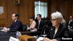 美国国务院常务副国务卿温迪·谢尔曼(右)与国防部印太安全事务助理部长伊莱·拉特纳出席参议院外交事务委员会关于拜登政府在“美中战略竞争时代”对中国的政策听证会。(2023年2月9日)