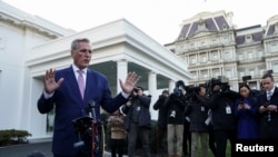 2023年2月1日,美国众议院议长凯文·麦卡锡在白宫与美国总统拜登会面讨论联邦债务限额和支出后与记者交谈。(路透社照片)