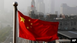 一面中国国旗在上海上空飘扬。(2021年1月7日)