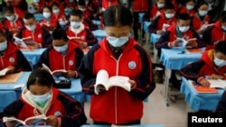 中国政府组织记者参观西藏拉萨一所中学。(2020年10月16日)