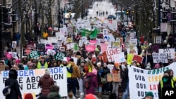 2023 年 1 月 22 日,威斯康星州麦迪逊市,抗议者在支持推翻该州几乎全面禁止堕胎的游行中前往威斯康星州国会大厦。