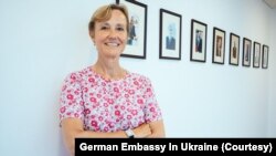 "Я тут живу. І дуже добре розумію, чому українці хочуть зброї більше і швидше", - Надзвичайна і Повноважна посолка Німеччини в Україні Анка Фельдгузен. Фото: Посольство Німеччини в Україні