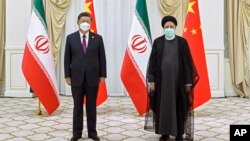 资料照:中国领导人习近平与伊朗总统莱希在乌兹别克斯坦举行的上海合作组织峰会期间举行会晤。(2022年9月16日)