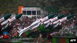 印度陆军的阿卡什导弹系统在首都新德里参加了即将举行的共和国日阅兵彩排。(2023年1月23日)