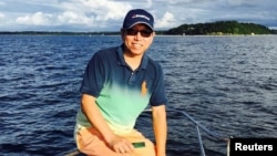 资料照:2015年8月23日,美籍华人李凯在纽约州长岛海湾钓鱼。中国当局自2016年一直拘押李凯。