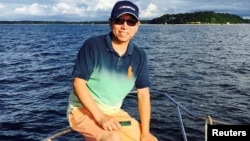 资料照:2015年8月23日,美籍华人李凯在纽约州长岛海湾钓鱼。中国当局自2016年一直拘押李凯。
