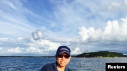 资料照:2015年8月23日,美籍华人李凯在纽约州长岛海湾钓鱼。中国当局自2016年一直拘押李凯。