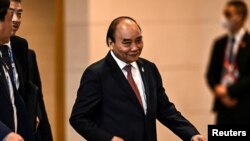 Ông Nguyễn Xuân Phúc vừa "tự rời chức".