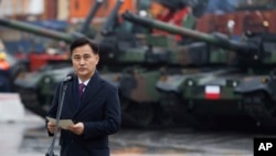 资料照片:在波兰欢迎首批韩制坦克与榴弹炮抵达港口城市格丁尼亚的仪式上,韩国防卫事业厅厅长严东焕发表讲话。(2022年12月6日)