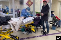 北京一家医院的急诊室医生正在诊断病人。(2023年1月19日)