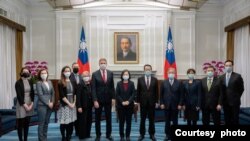 台湾总统蔡英文在台北总统府会见由前美军印太司令部司令、退役海军上将菲利普·戴维森(Philip Davidson 左六)率领的一个美国智库国家亚洲研究局访问团。(2023年2月2日)