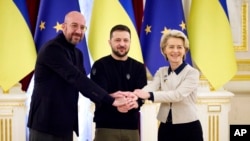 欧洲理事会主席米歇尔(左)和欧盟委员会主席冯德莱恩(右)在基辅出席第24届欧盟-乌克兰峰会,并同乌克兰总统泽连斯基(中)会面。(2023年2月3日)