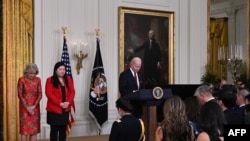 美国总统拜登携夫人与亚裔代表在白宫东厅举行的春节庆祝活动上为加州蒙市和半月湾农场的枪击案死难者默哀。(2023年1月26日)