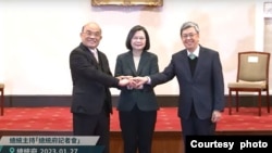 台湾总统蔡英文(中)任命前副总统陈建仁(右)组阁,接替总辞后的苏贞昌(左),担任行政院长一职。(视频直播截屏)