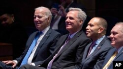 资料照片:拜登总统与时任众议院议长的麦卡锡以及众议院少数党领袖杰弗里斯和众议院多数党领袖斯卡利斯在国会大厦参加国家祈祷早餐会。(2023年2月2日)