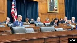美国众议院金融服务委员会2023年2月7日举行“抗击来自中国的经济威胁“听证会。(美国之音锺辰芳拍摄)