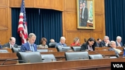 美国众议院金融服务委员会举行“抗击来自中国的经济威胁”听证会。(2023年2月7日,美国之音锺辰芳拍摄)