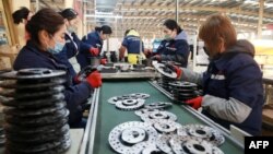 中国安徽淮北的一家工厂工人在铝制品生产线上工作。(2023年1月31日)