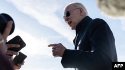 资料照片:2023年2月4日,美国总统拜登在马里兰州哈格尔斯敦接受记者采访。当天,拜登祝贺美国战机飞行员在东海岸击落了一个中国气球。他在2月9日表示,他不认为气球是重大的安全隐患。