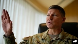 驻扎在夏威夷的美国陆军第25步兵师指挥官约瑟夫·莱恩少将(Maj. Gen. Joseph Ryan )在马尼拉接受美联社采访。(2023年2月8日)