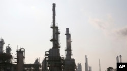 资料照片:伊朗首都德黑兰以南的炼油厂。