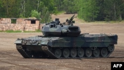 Tank tempur utama Leopard 2 A7 milik angkatan bersenjata Jerman "Bundeswehr", ikut ambil bagian dalam pelatihan militer di kota Munster, Jerman (foto: dok).