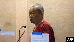 加州警方起诉66岁的中国公民赵春利涉嫌在半月湾市两处农场开枪射杀7人。赵春利星期三在邻近的红木市首次出庭时,被正式指控犯下七项谋杀和一项蓄意谋杀的罪行。