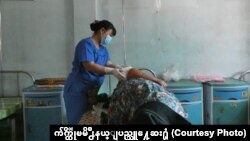 ကျိုက်ထိုမြို့နယ်ပြည်သူ့ဆေးရုံမှာ ဒဏ်ရာရတဦးကို ကုသပေးနေစဉ် (ဇန်နဝါရီ၂၆၊ ၂၀၂၃)