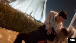 推特上张贴的伊朗情侣在德黑兰阿扎迪塔前的跳舞视频截屏。(2023年1月29日)