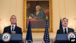 2023年2月8日,美国国务卿安东尼·布林肯和北约秘书长延斯·斯托尔滕贝格在华盛顿国务院会晤后举行记者会。(美联社照片)