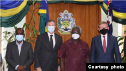 所罗门群岛总理索加瓦雷(右二)2022年4月6日与澳大利亚情报高官会晤(所罗门群岛总理办公室照片)