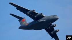 资料照:中国珠海航空展上Y-20军事运输机进行飞行表演。(2018年11月7日)