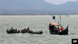 Bangladesh ကိုထွက်ပြေးခဲ့တဲ့လှေများကို တွေ့ရစဉ် (ဇွန်လ ၁၈ ရက်နေ့ ၂၀၁၂)