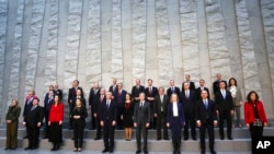 2022年4月7日,在布鲁塞尔的北约总部,北约秘书长斯托尔滕贝格(前排中左)和美国国务卿布林肯(前排中右)与参加北约外长会议的各国外长合影。(美联社)