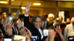 2022年4月7日,巴基斯坦反对党的律师和支持者在巴基斯坦首都伊斯兰堡庆祝最高法院的裁决。(美联社)