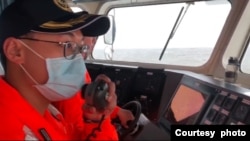 台湾海巡署人员对进入金门附近限制水域的中国海警船进行广播驱离。(2024年12月27日,台湾海巡署提供)