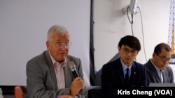 传协董事、前香港电台节目主持人韦安仕(Steve Vines))(左)。(美国之音郑乐捷)