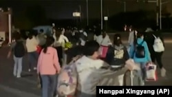 富士康在河南郑州的苹果代工厂工人因新冠病毒疫情逃出被封的厂区。(美联社2022年10月29日)