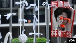 6月17日下午,香港政府總部公民廣場鐵閘外掛了很多白絲帶、白花,悼念6月15日在金鐘太古廣場墮樓身亡的反送中示威者。(美國之音湯惠芸拍攝)