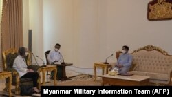 စစ်ကောင်စီခေါင်းဆောင် ဗိုလ်ချုပ်မှူးကြီးမင်းအောင်လှိုင်နဲ့ သြစတြေးလျသံအမတ်ကြီး Andrea Faulkner တို့ တွေ့ဆုံခဲ့စဉ်။ (ဧပြီ ၆၊ ၂၀၂၂)