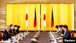 资料照片:2022年4月9日,时任菲律宾外长洛钦和时任日本外相林芳正在日本东京的饭仓宾馆举行双边会谈。